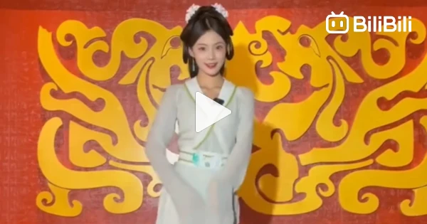 Bili Model Look at this tiny waist! - BiliBili