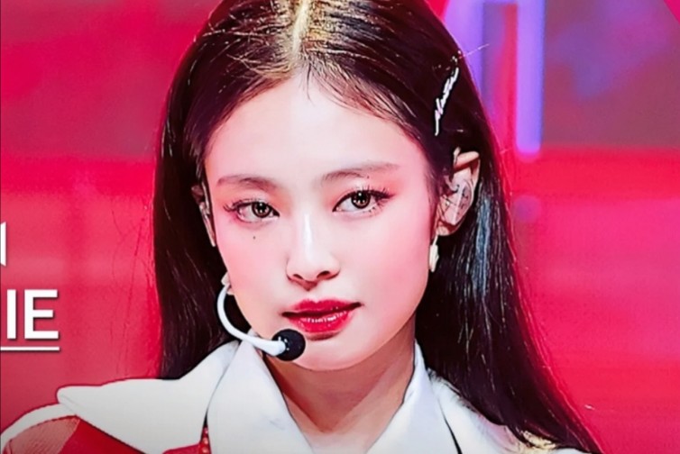 JENNIE’s New Song “Mantra” Debut: Close-Up, Face-On Reaction Video ...