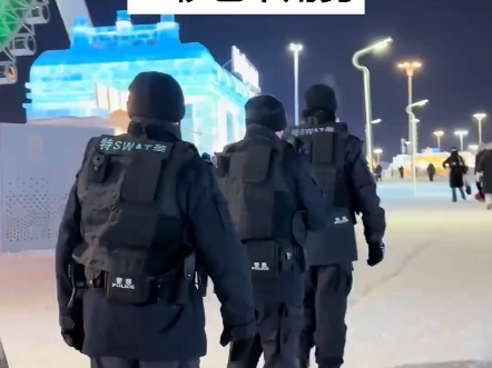 Girl in Harbin Ice and Snow World Automatically Follows Patrol Police ...
