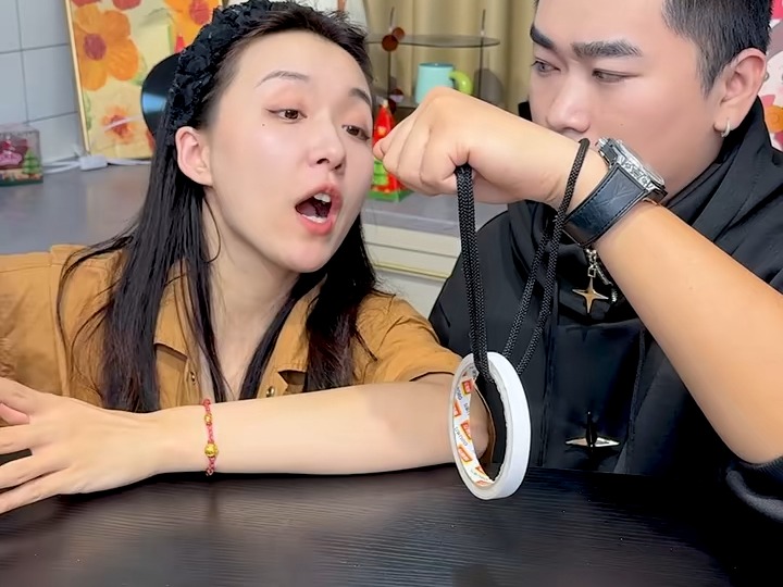 How did Hua Niu pull out the tape when neither of them let go? - BiliBili